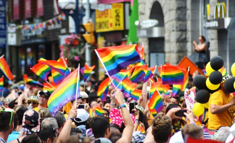 gruppi-bandiere-arcobaleno-manifestazione