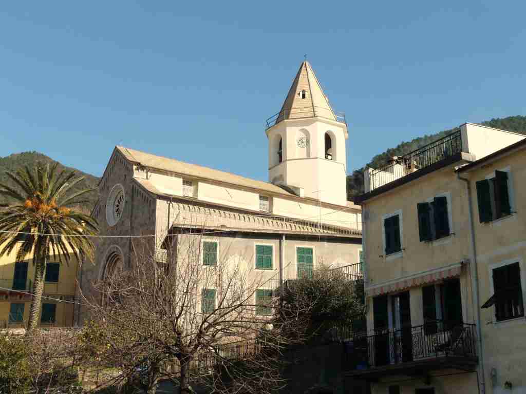 Corniglia: il borgo silenzioso che sorveglia le sue 5 Terre 1 Corniglia chiesa San Pietro 5 terre borgo