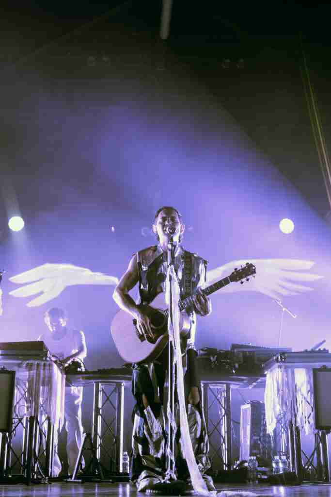 Cosmo, primo artista italiano a limitare l'uso dei cellulari durante i concerti 2 Cosmo
