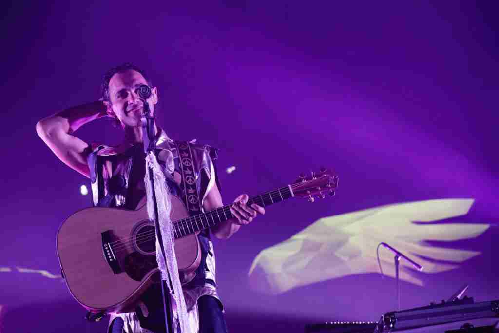 Cosmo, primo artista italiano a limitare l'uso dei cellulari durante i concerti 1 Cosmo